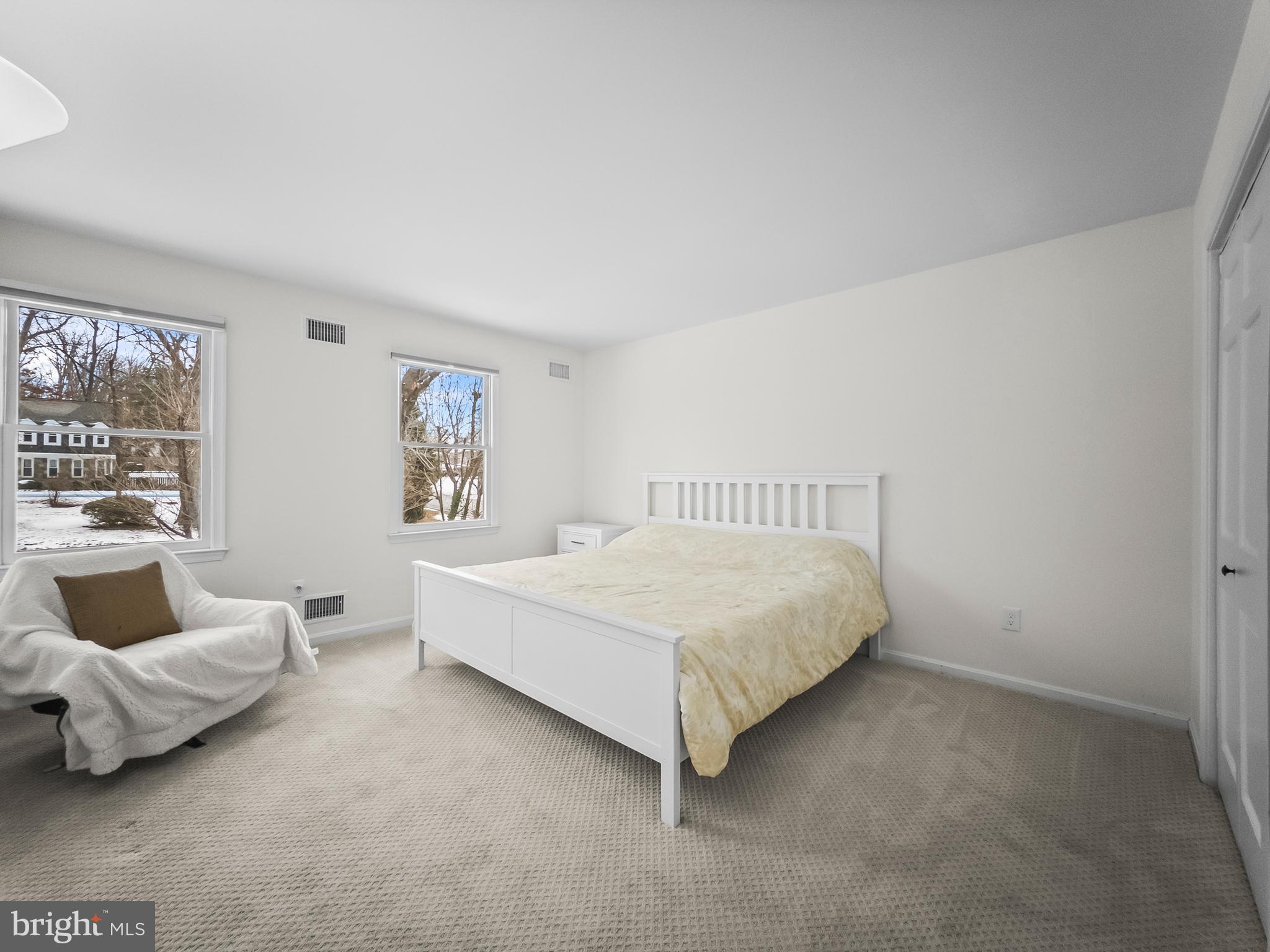 21600 Glendalough Road Gaithersburg, MD 20882 - Photo 40 of 64 a spacious bedroom with a bed and glass window