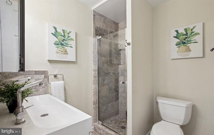21600 Glendalough Road Gaithersburg, MD 20882 - Photo 51 of 64 a bathroom with a sink a toilet and shower