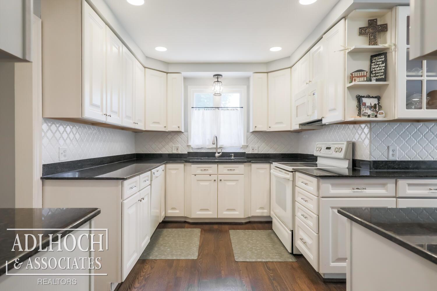 445 Roland Road Grosse Pointe, MI 48236 - Photo 4 of 20 50124229-3.JPG