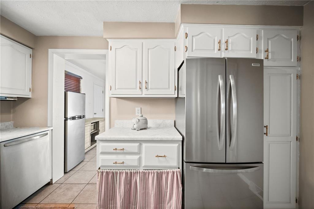 2079 Spring Valley Road Pittsburgh, PA 15243 - Photo 13 of 35 a kitchen with stainless steel appliances a refrigerator and a stove