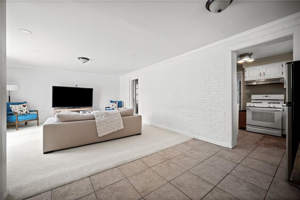 2079 Spring Valley Road Pittsburgh, PA 15243 - Photo 18 of 35 a living room with furniture and a flat screen tv