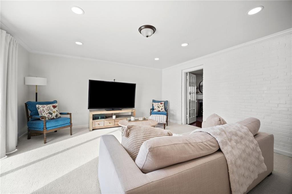 2079 Spring Valley Road Pittsburgh, PA 15243 - Photo 20 of 35 a hotel room with a bed and a flat screen tv