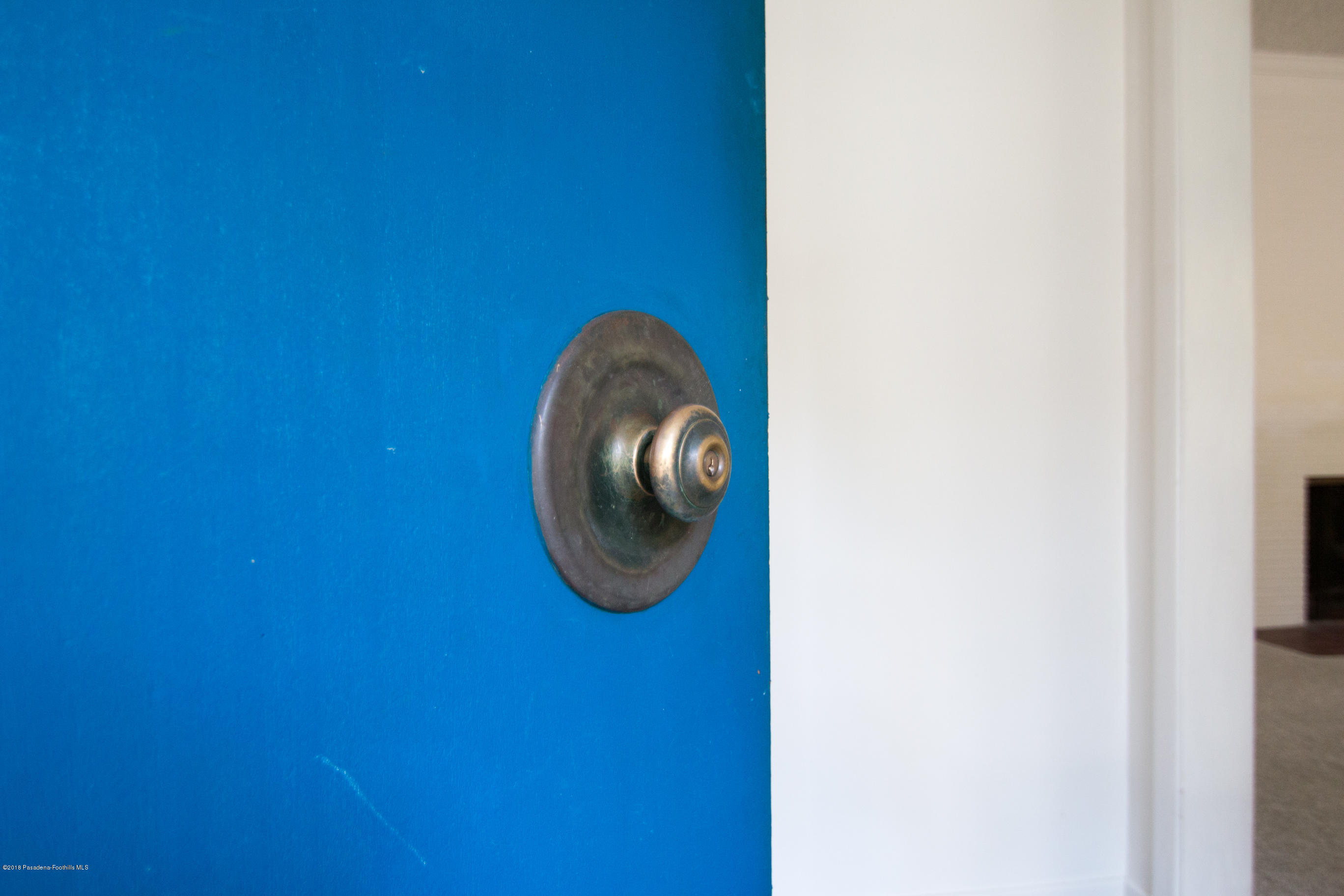 511 Whiting Woods Road Glendale, CA 91208 - Photo 2 of 23 marketing photos staged-16