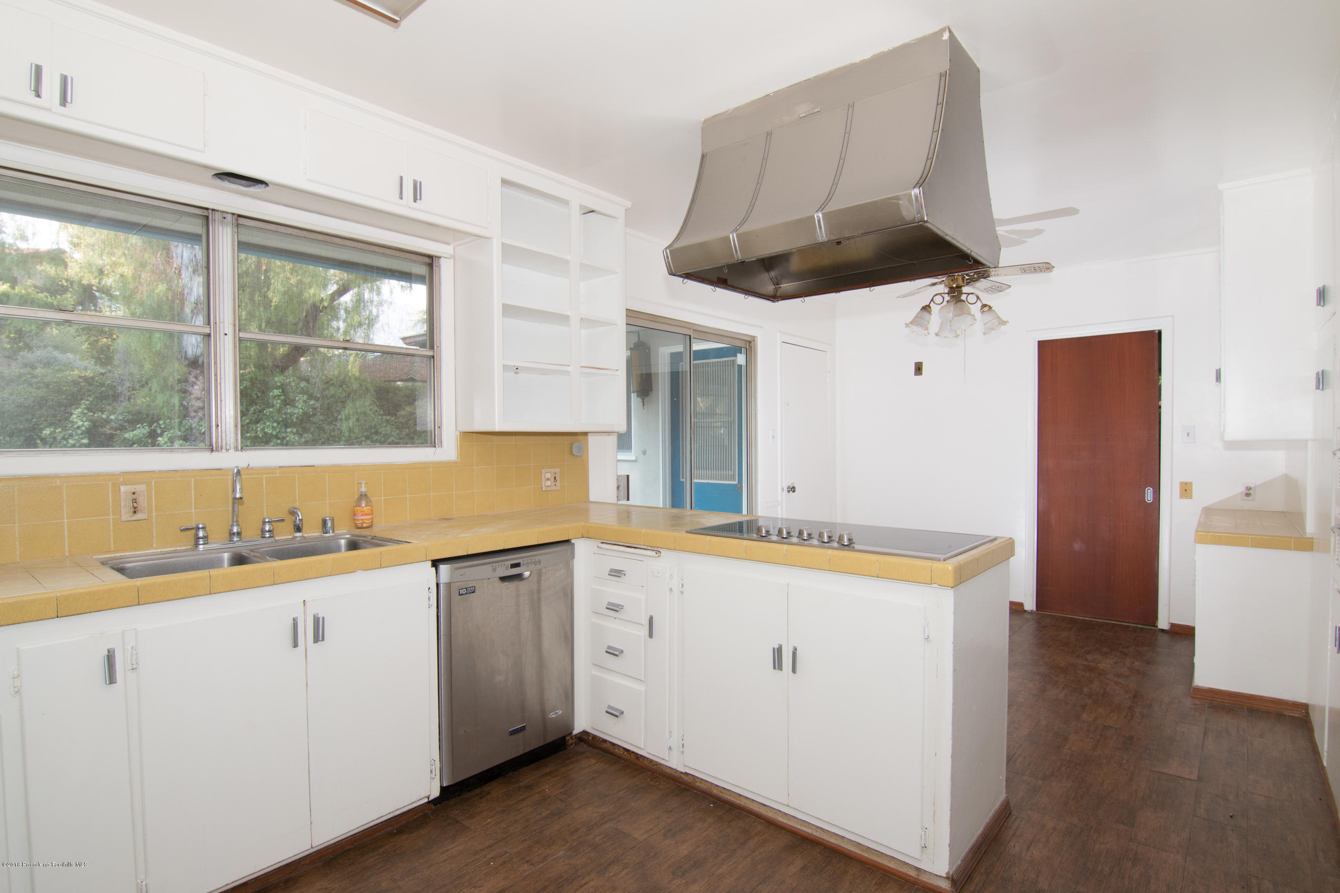 511 Whiting Woods Road Glendale, CA 91208 - Photo 6 of 23 marketing photos staged-7