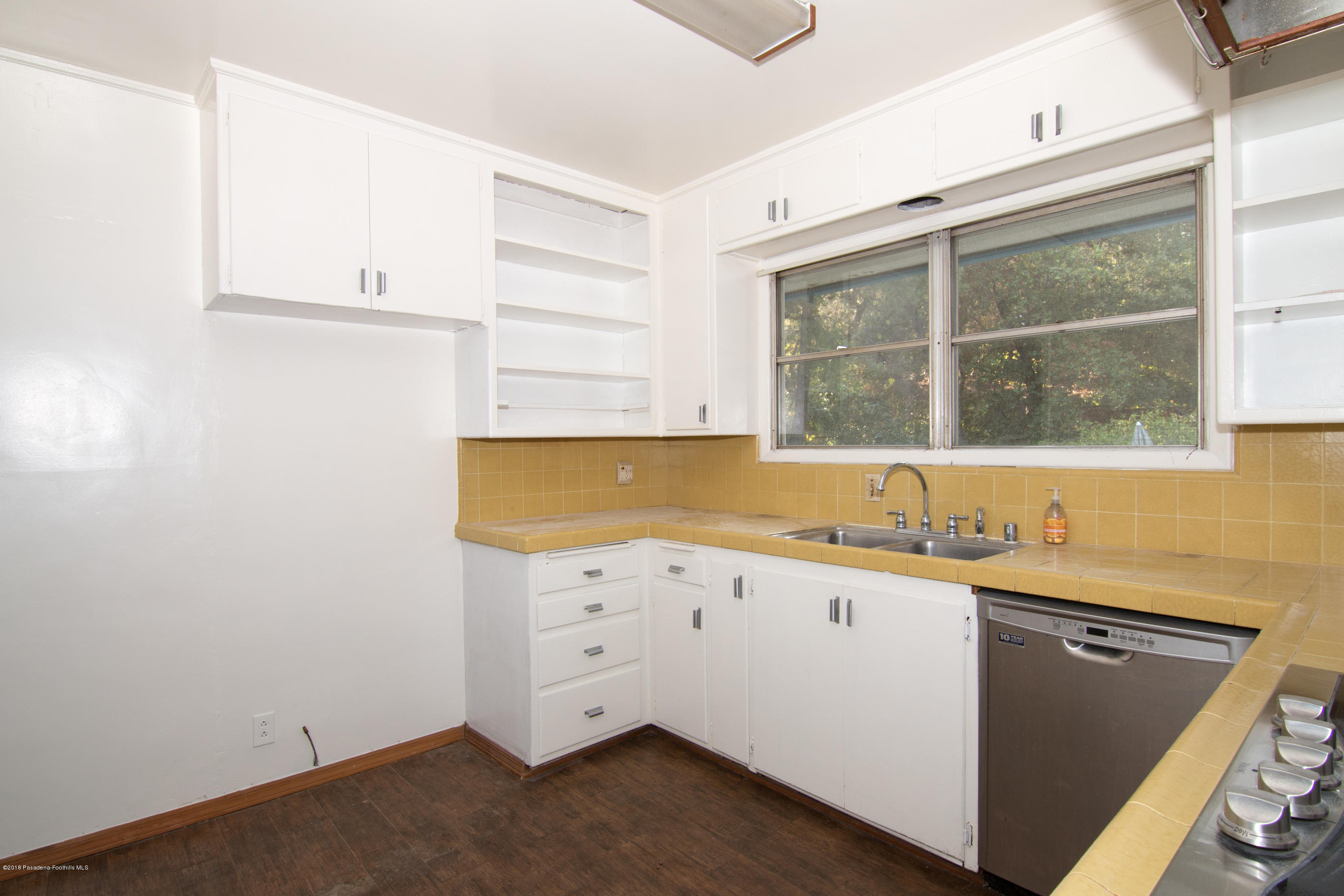 511 Whiting Woods Road Glendale, CA 91208 - Photo 7 of 23 marketing photos staged-8