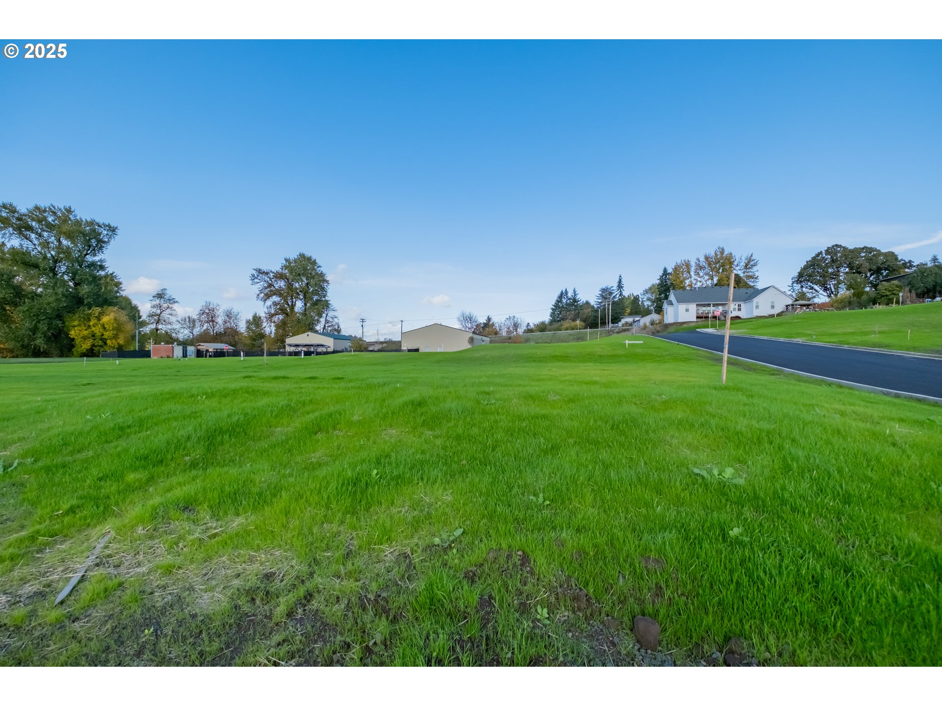 7 Block 7 Carlton, OR 97111 - Photo 40 of 43 a backyard of a house with lots of green space
