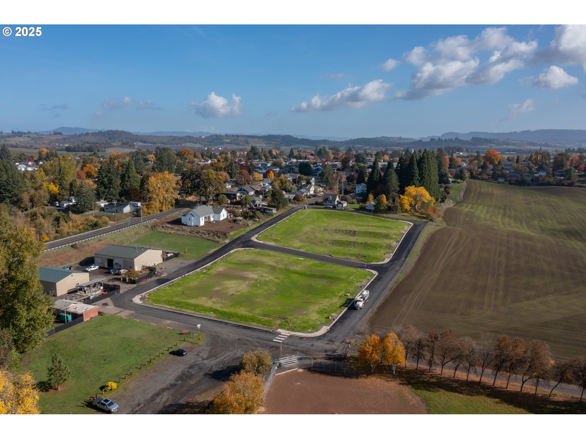 7 Block 7 Carlton, OR 97111 - Photo 10 of 43 an aerial view of a tennis ground and a yard