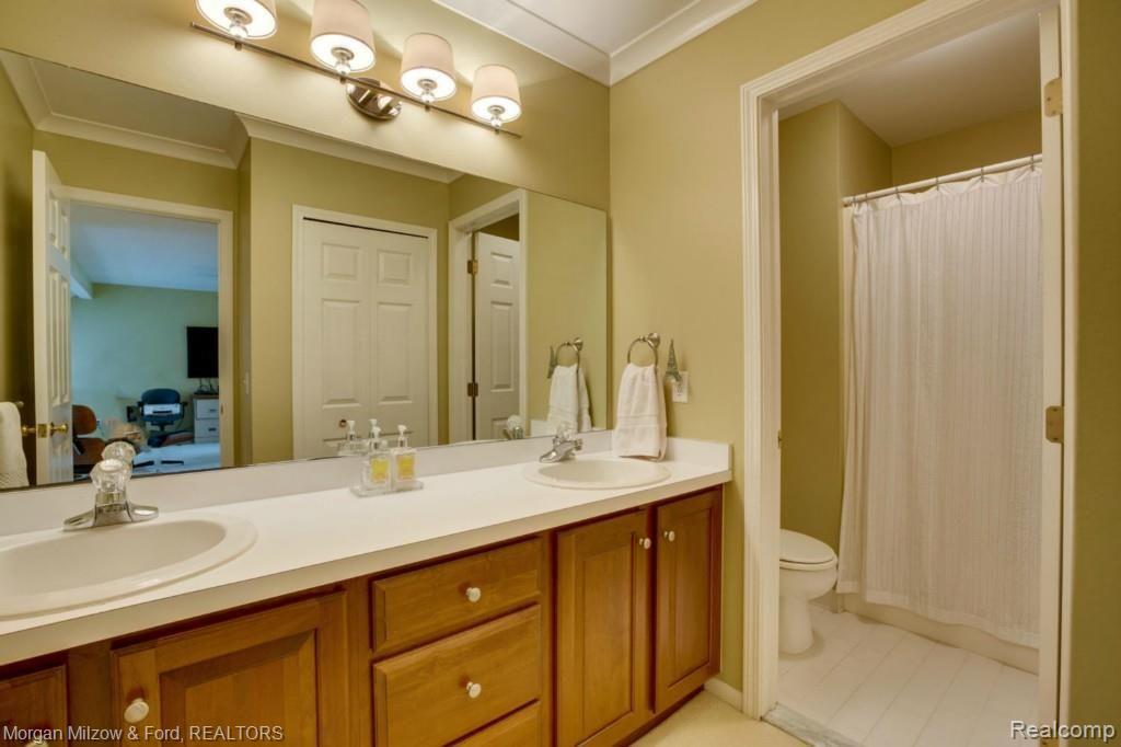 6600 Steeple Ridge, Unit 17 Clarkston, MI 48346 - Photo 24 of 36 Upper guest bath w/dual vanity