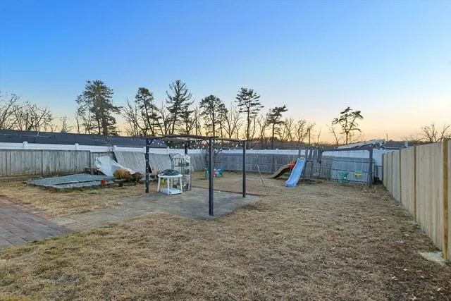 a view of a backyard