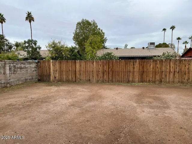 a view of a backyard