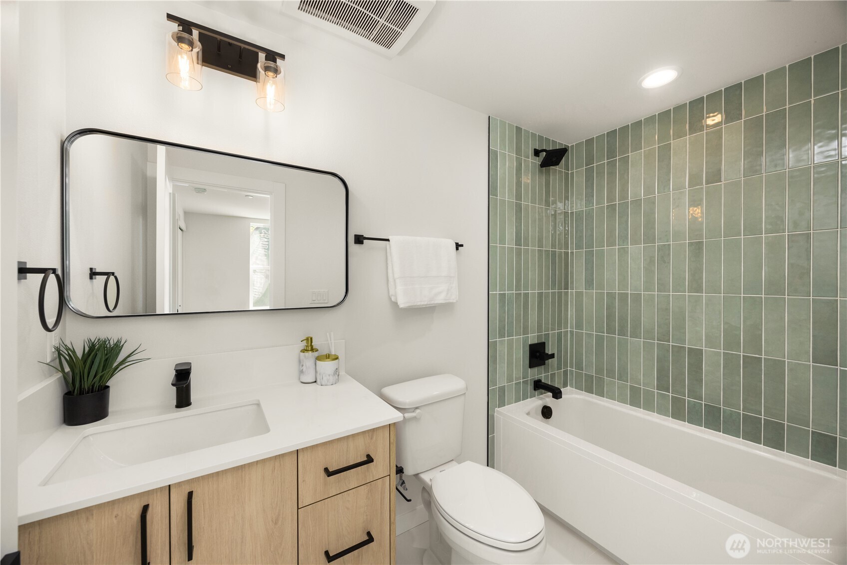 3852 Carr Place North Seattle, WA 98103 - Photo 11 of 25