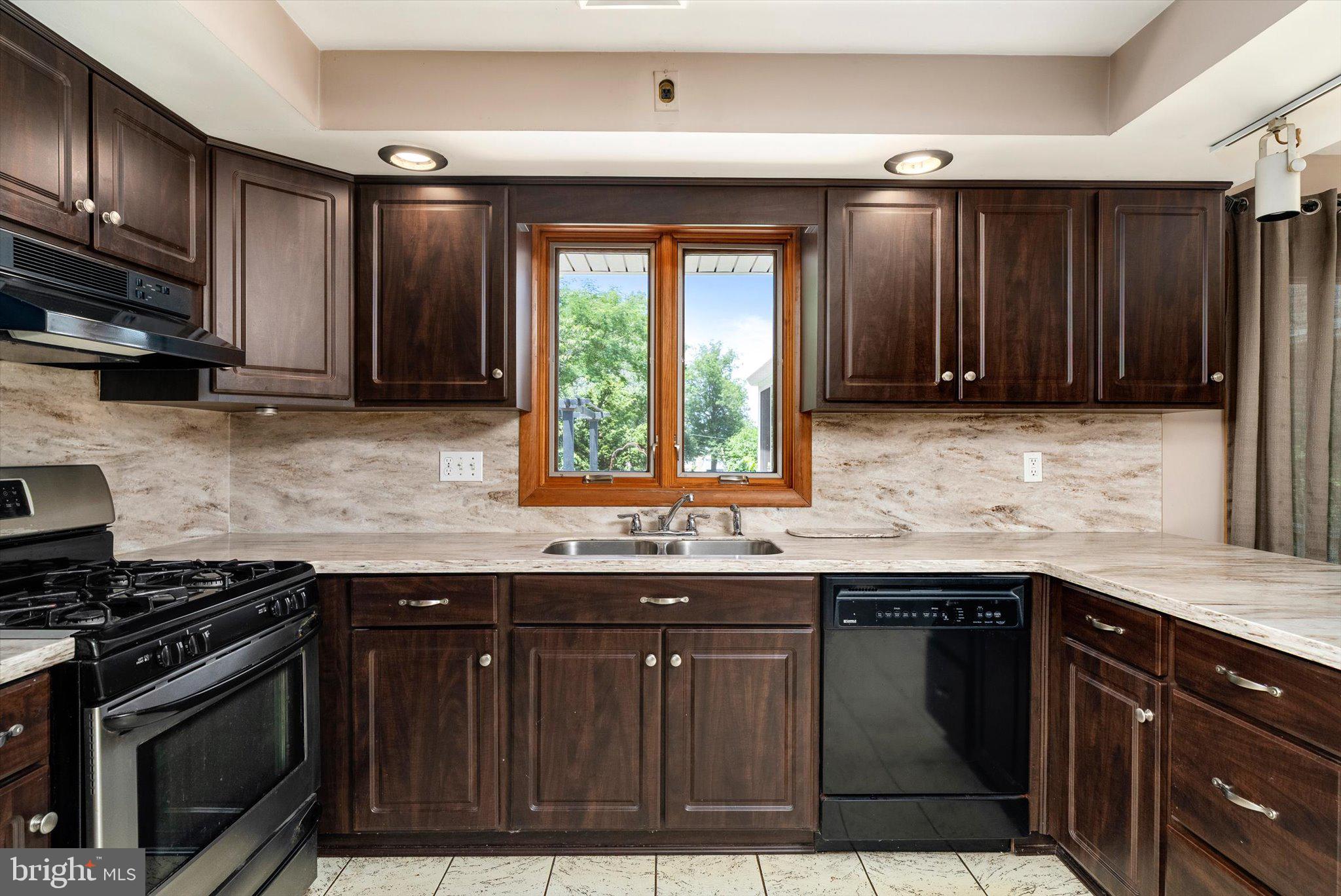 18 Edgewood Road Robbinsville, NJ 08691 - Photo 9 of 33 Gallery Image 9