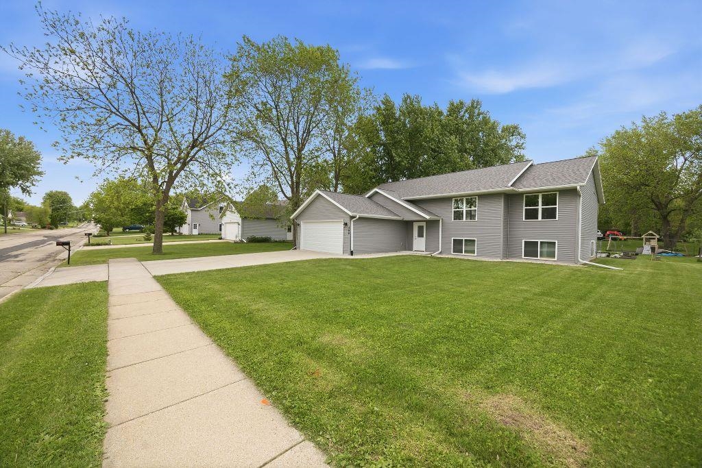 390 Meadow Lane Columbus, WI 53925 - Photo 3 of 63