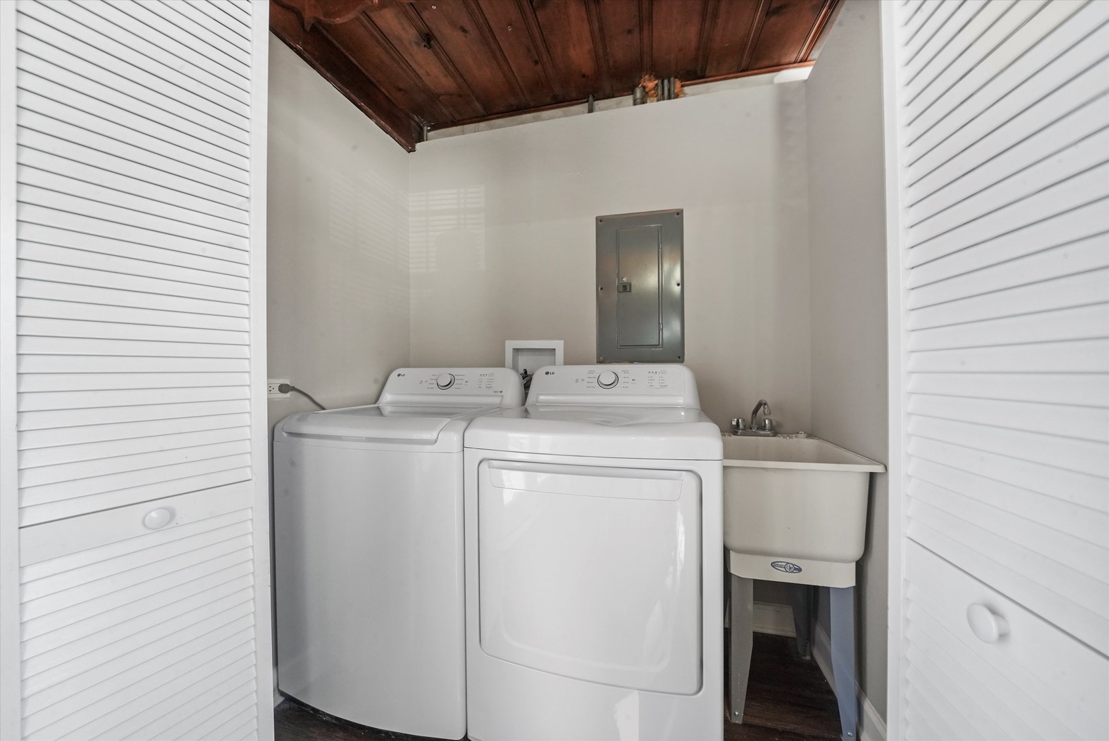 2243 Spruce Road Homewood, IL 60430 - Photo 17 of 22 a utility room with dryer and washer