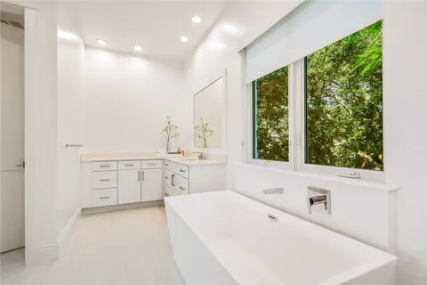 $1,495,000 | 30 Strand Drive, Vero Beach, FL 32963