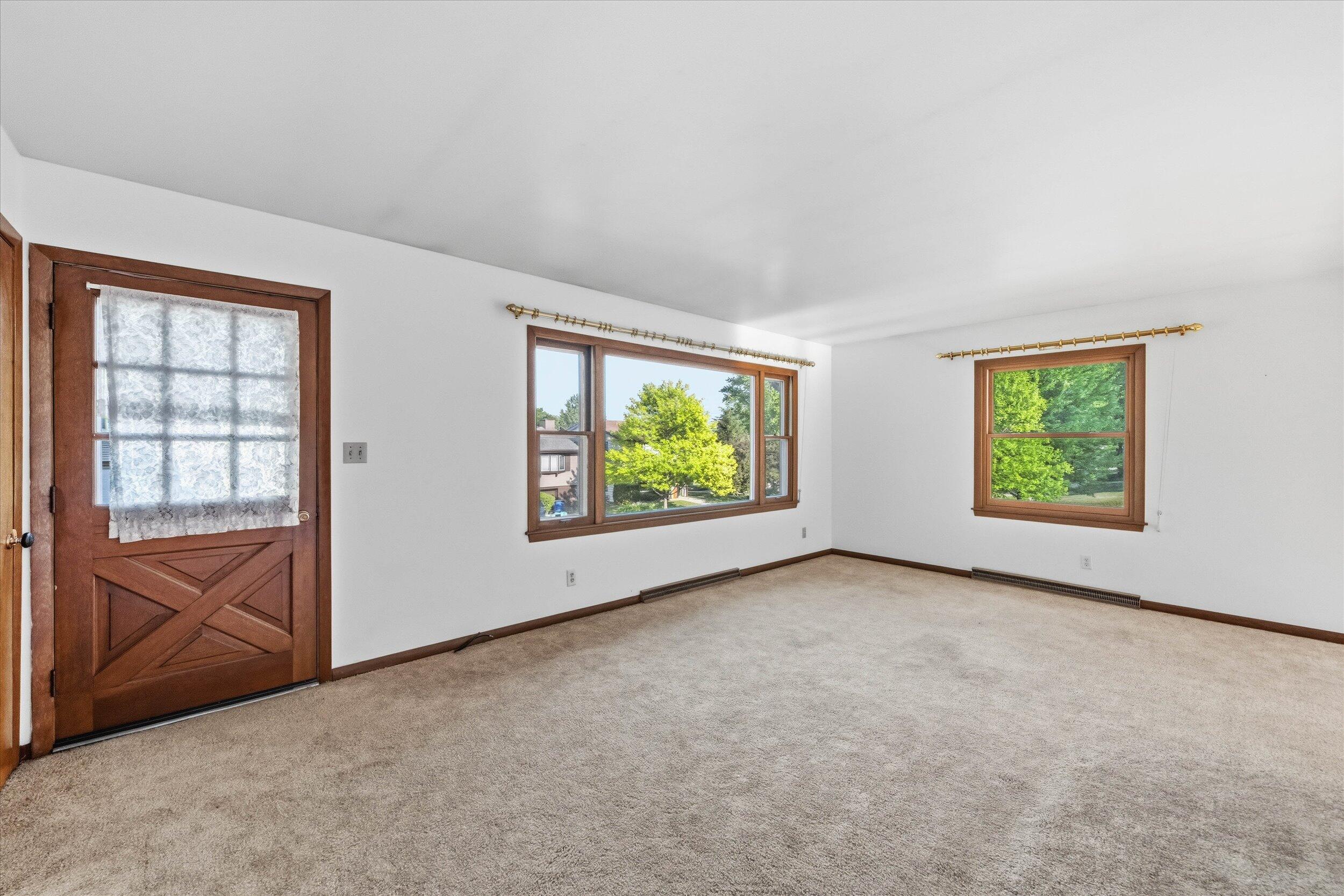 311 South High Street Port Washington, WI 53074 - Photo 6 of 35 05-Living Room