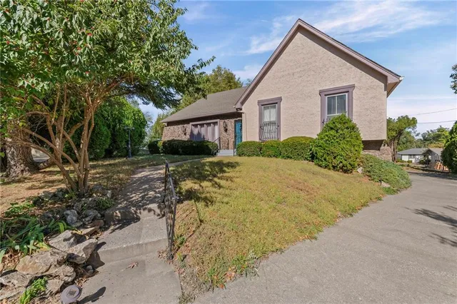 $269,000 | 11105 Askew Avenue, Kansas City, MO 64137