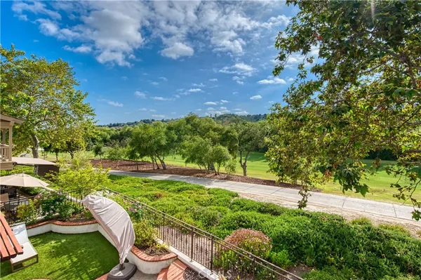 a view of yard with green space
