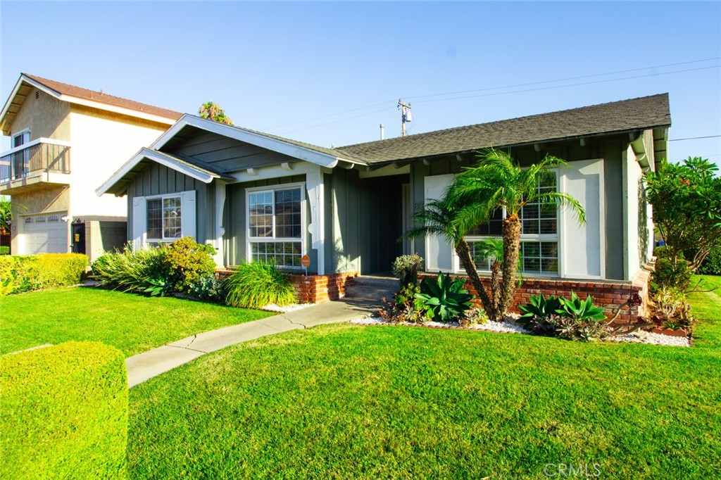 a view of a house with backyard and porch