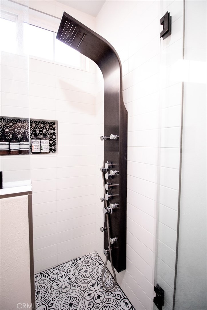 808 Gian Drive Torrance, CA 90502 - Photo 17 of 36 a close view of bathroom