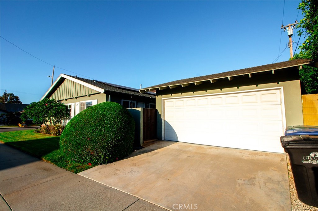 808 Gian Drive Torrance, CA 90502 - Photo 4 of 36 a view of a garage