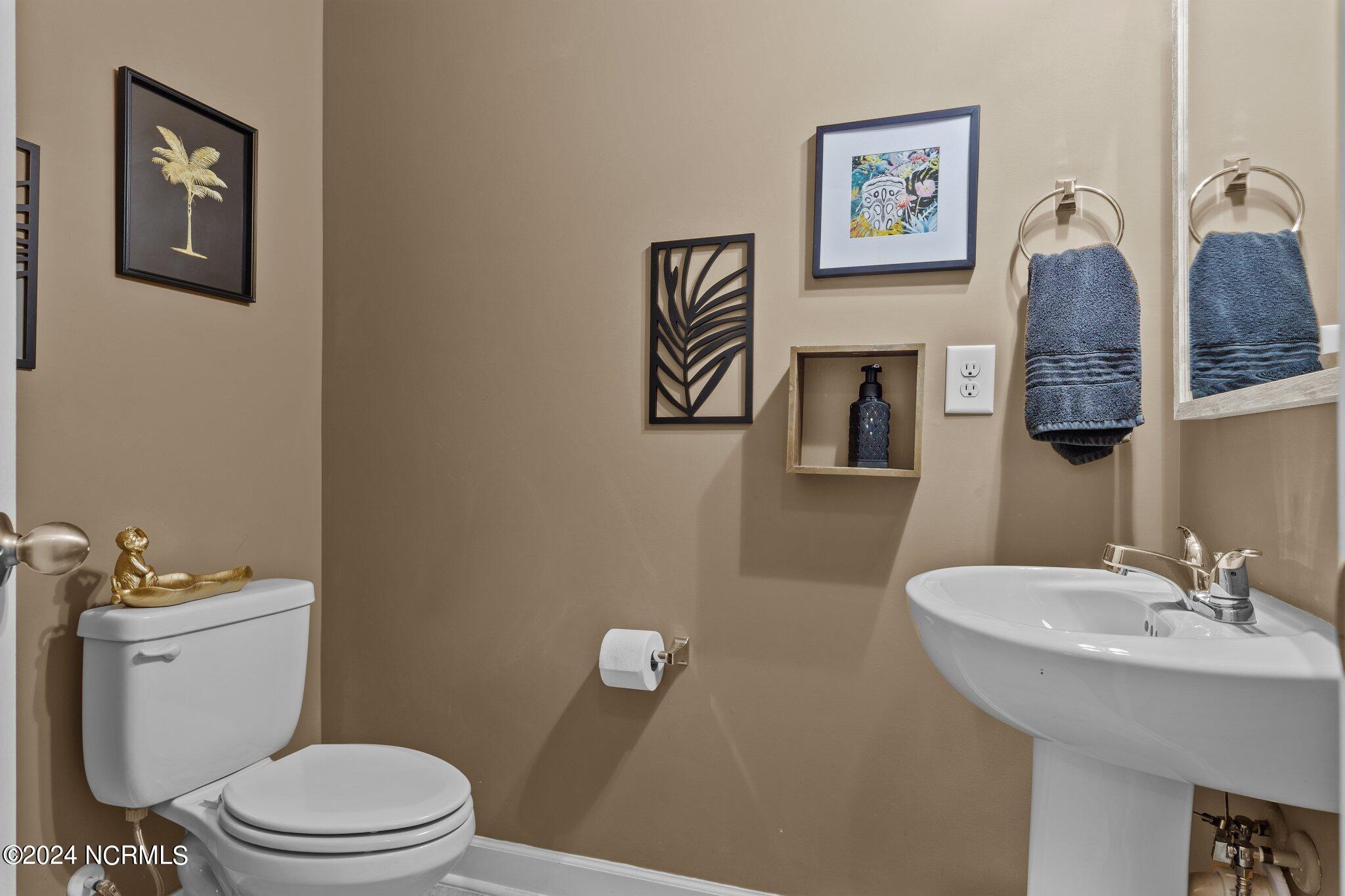 4055 Irwin Drive Aberdeen, NC 28315 - Photo 11 of 32 Powder Bath