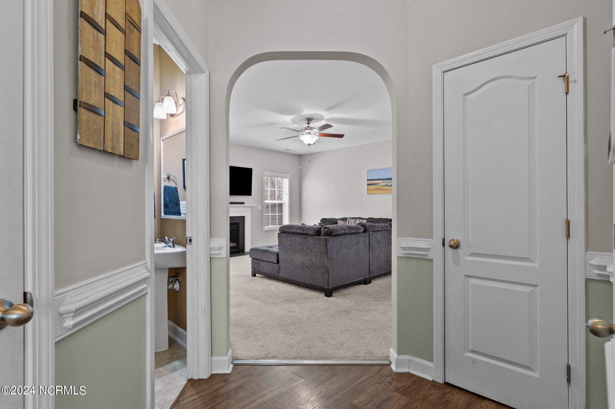 4055 Irwin Drive Aberdeen, NC 28315 - Photo 6 of 32 Entry