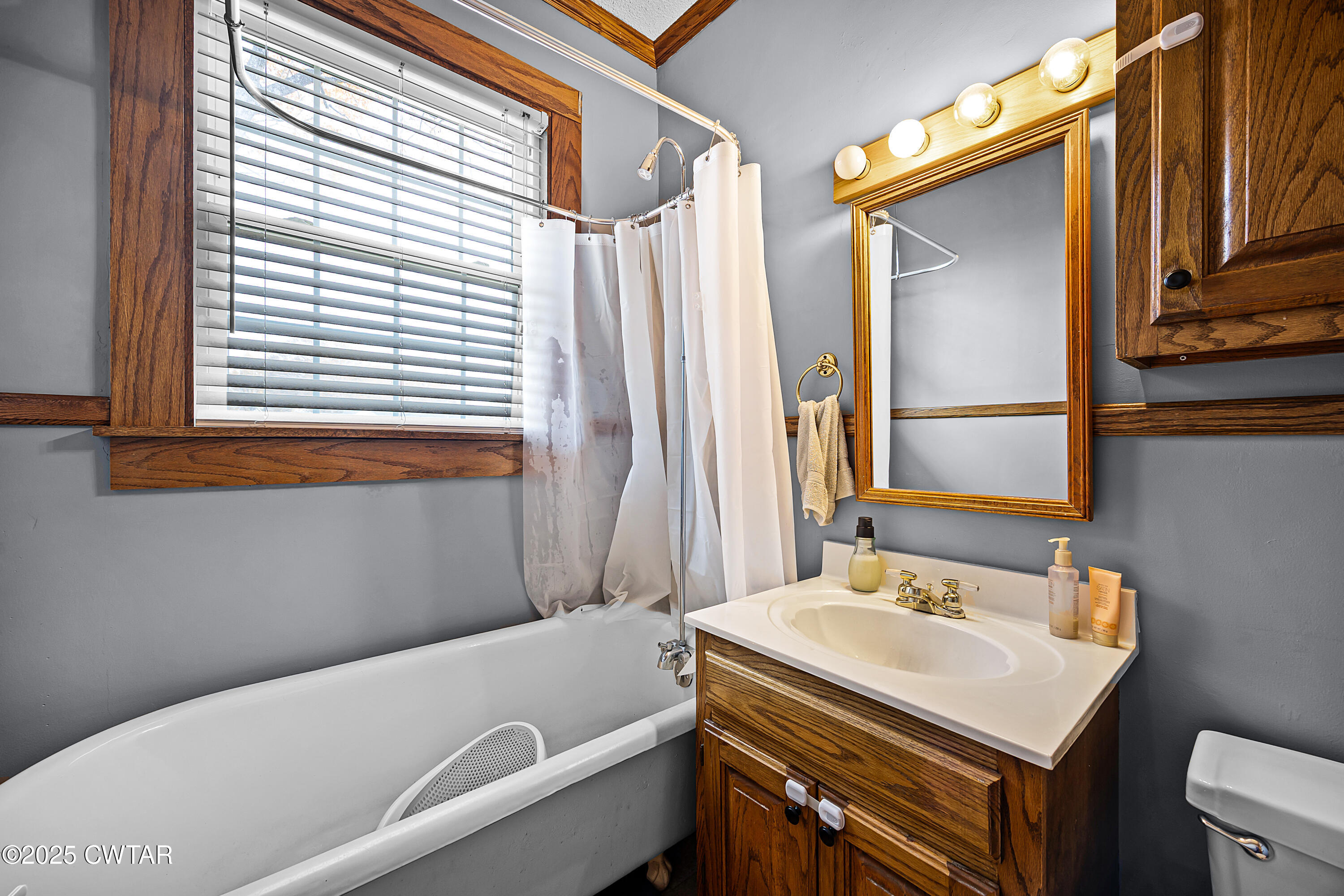 7 Herron Street Jackson, TN 38301 - Photo 15 of 19 a bathroom with a sink and a bathtub