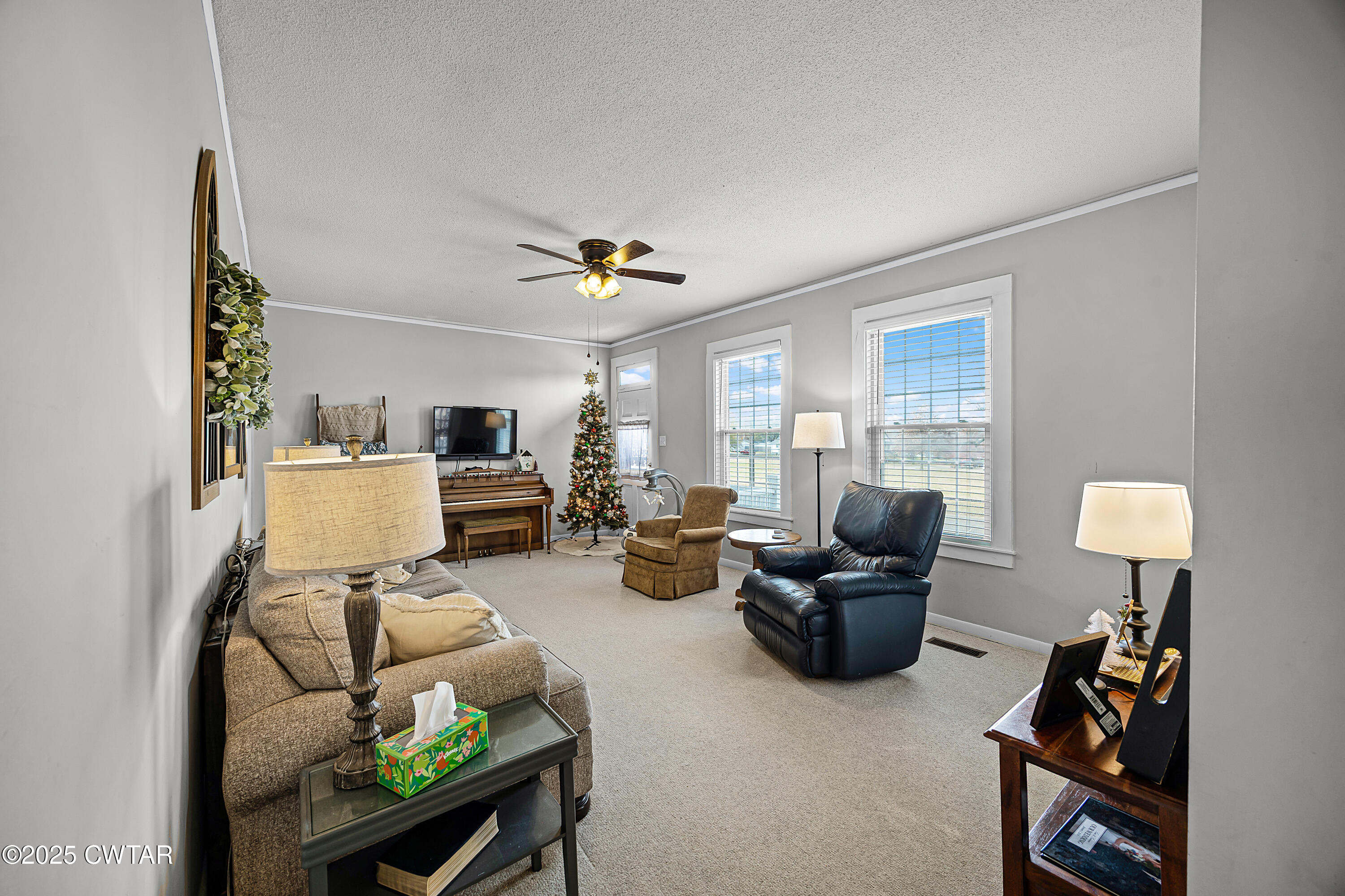 7 Herron Street Jackson, TN 38301 - Photo 10 of 19 a living room with furniture and a lamp