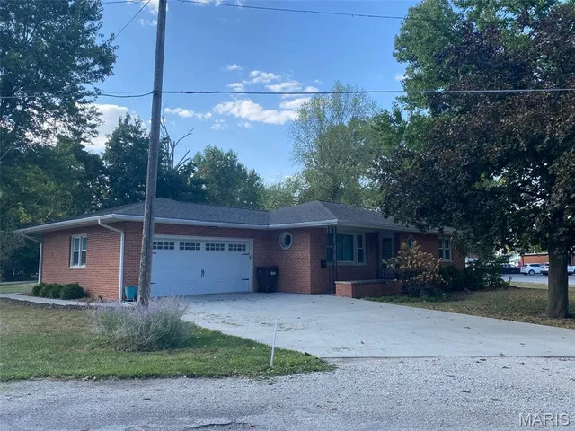 $137,500 | 403 North Pine Street, Nokomis, IL 62075