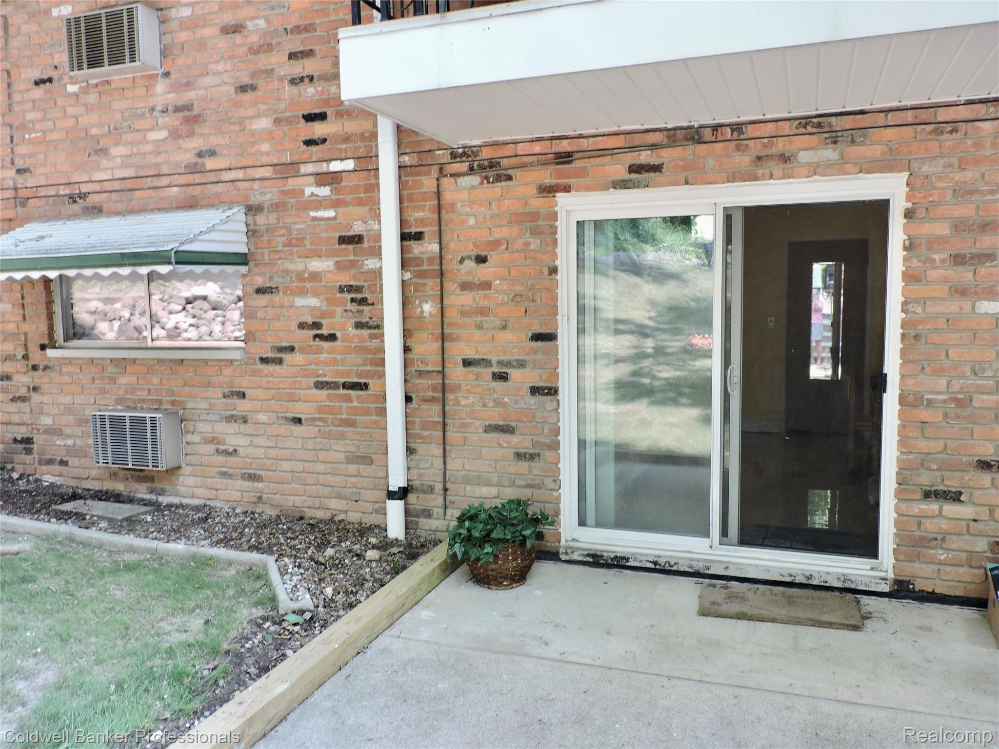 419 Prospect Street, Unit 105 Romeo, MI 48065 - Photo 23 of 37 Relax on your back patio.