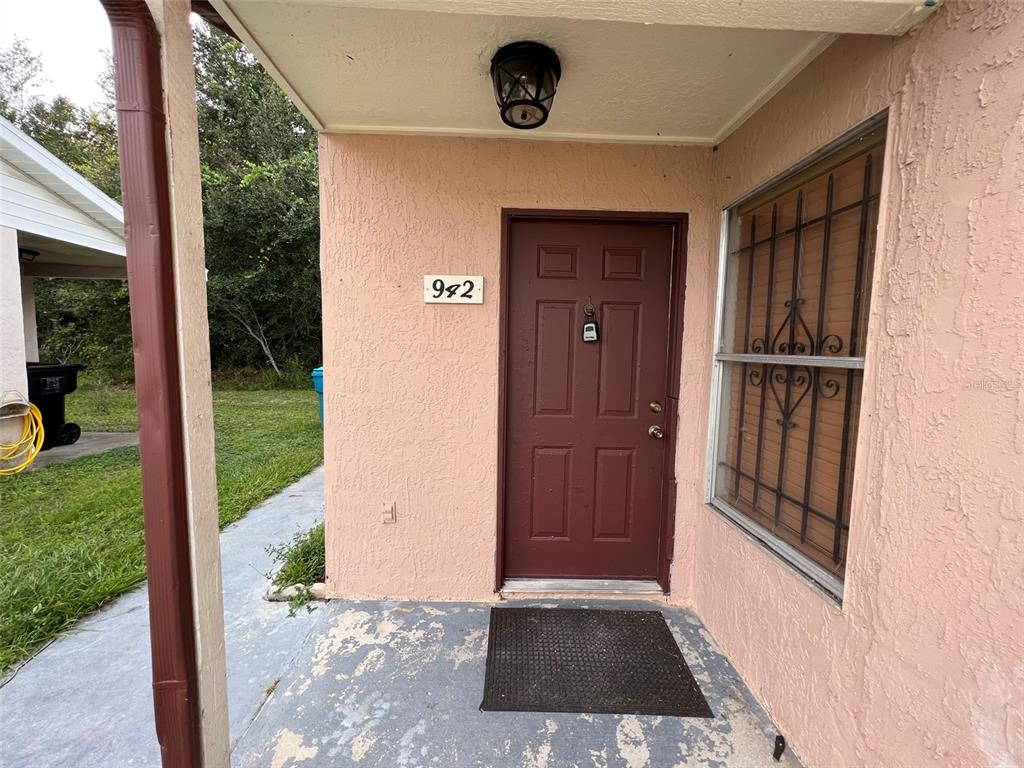 942 Loquat Tree Road Orlando, FL 32811 - Photo 2 of 15