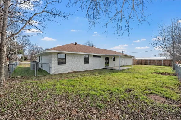a view of a house with a backyard