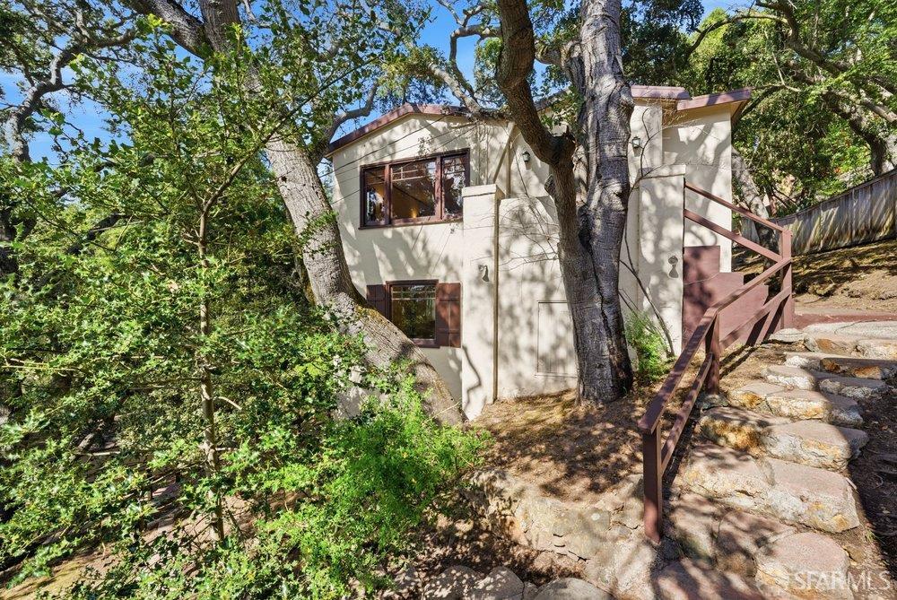 451 Vincente Avenue Berkeley, CA 94707 - Photo 5 of 66 a backyard of a house with lots of green space
