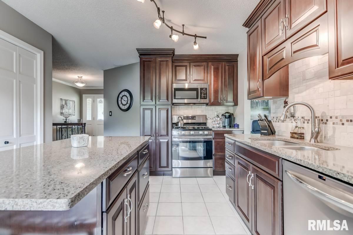 740 Persimmon Road Petersburg, IL 62675 - Photo 9 of 36 Gallery Image 9