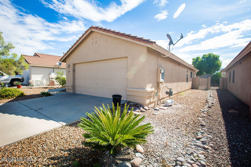8714 North Frampton Place Tucson, AZ 85742 - Photo 1 of 46