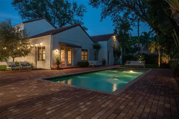 a view of a house with backyard and tree