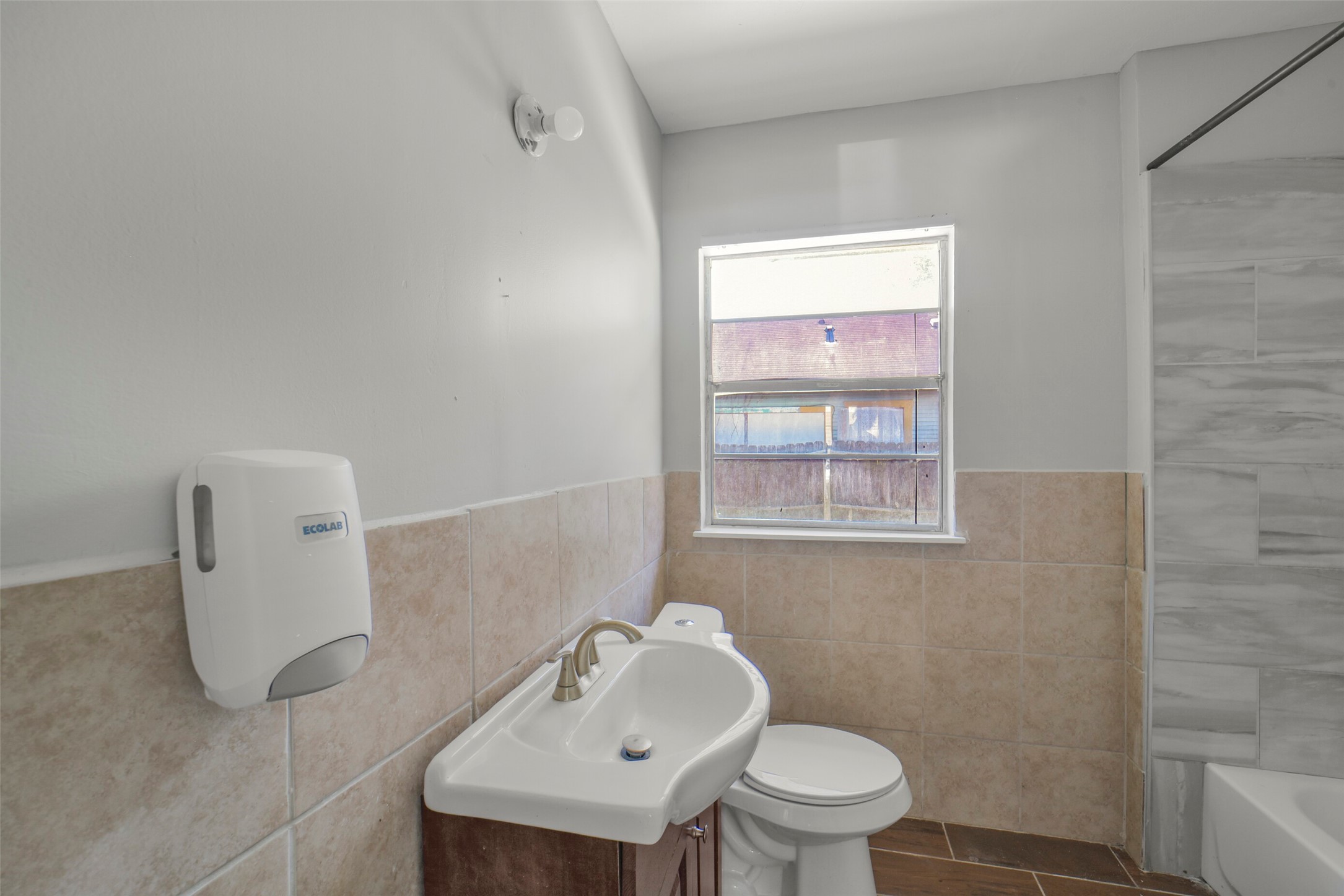 220 Engel Street Houston, TX 77011 - Photo 20 of 29 Bathroom
