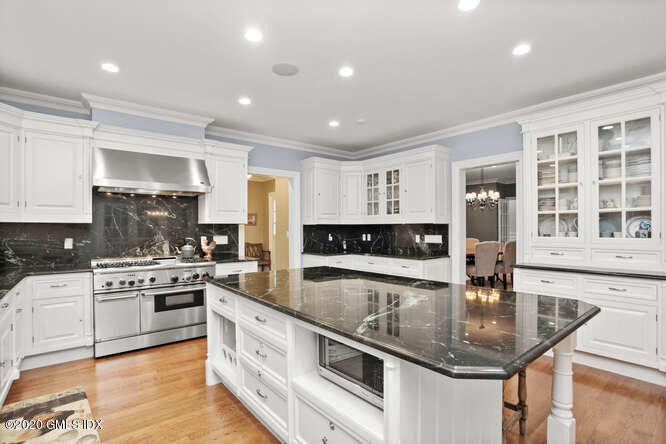 20 Chieftans Road Greenwich, CT 06831 - Photo 13 of 39 20 Chieftans Rd Greenwich CT-small-057-0