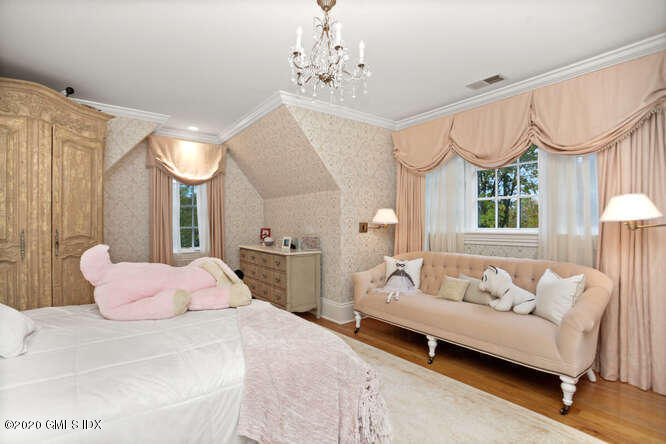 20 Chieftans Road Greenwich, CT 06831 - Photo 22 of 39 20 Chieftans Rd Greenwich CT-small-025-0