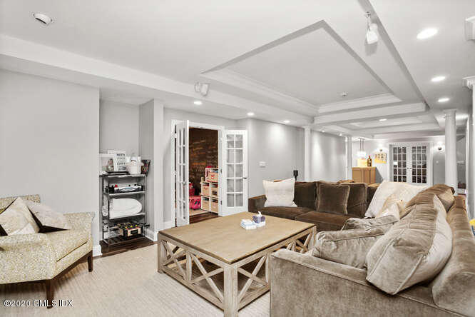 20 Chieftans Road Greenwich, CT 06831 - Photo 26 of 39 20 Chieftans Rd Greenwich CT-small-070-0