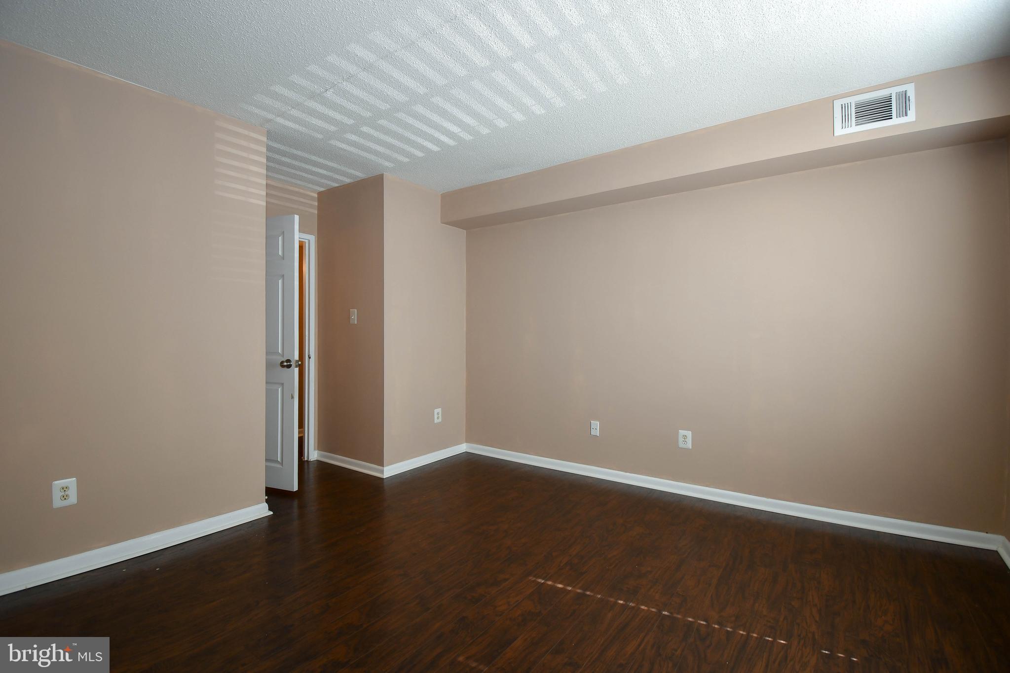 11611 Stoneview Square, Unit 11C Reston, VA 20191 - Photo 15 of 27 Master bedroom