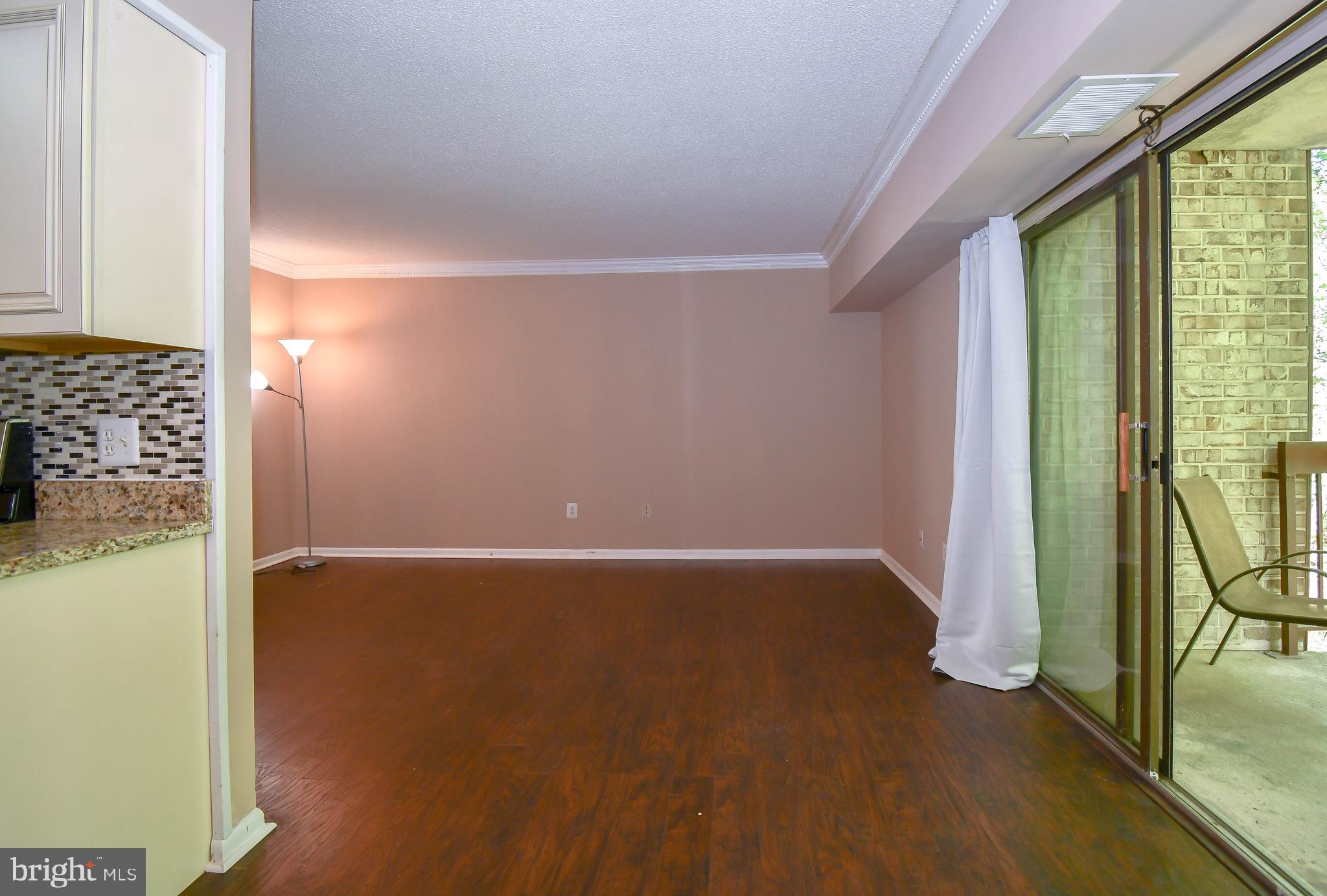 11611 Stoneview Square, Unit 11C Reston, VA 20191 - Photo 9 of 27 Dining/living area