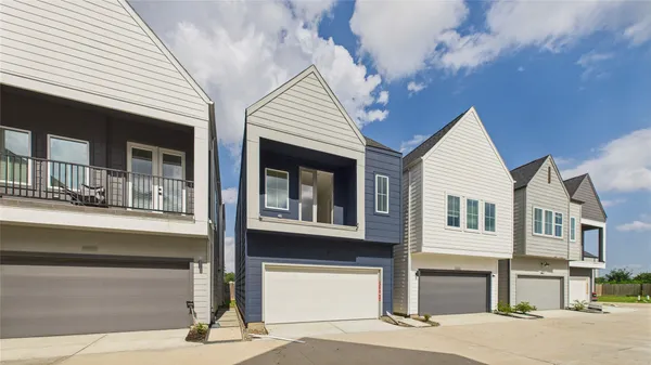 $319,900 | 3011 Jensen Drive, Houston, TX 77026