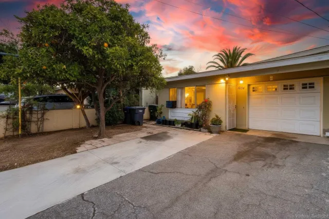 a view of a house with backyard and tree