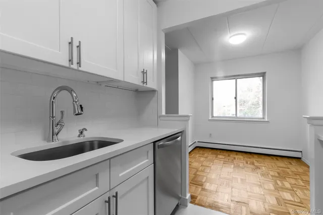 $394,999 | 372 Central Park Avenue, Unit 2E, Scarsdale, NY 10583