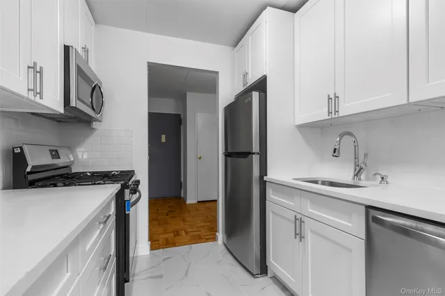 $394,999 | 372 Central Park Avenue, Unit 2E, Scarsdale, NY 10583