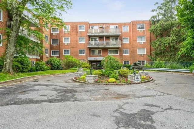 $394,999 | 372 Central Park Avenue, Unit 2E, Scarsdale, NY 10583