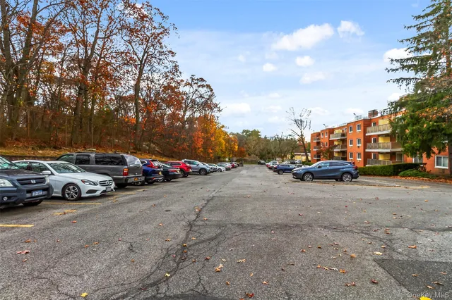 $394,999 | 372 Central Park Avenue, Unit 2E, Scarsdale, NY 10583