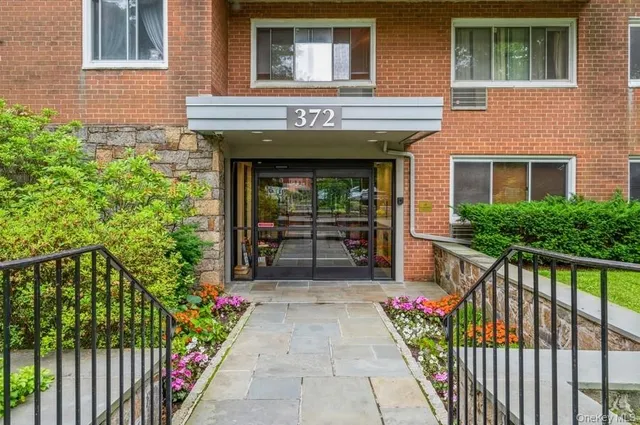 $394,999 | 372 Central Park Avenue, Unit 2E, Scarsdale, NY 10583